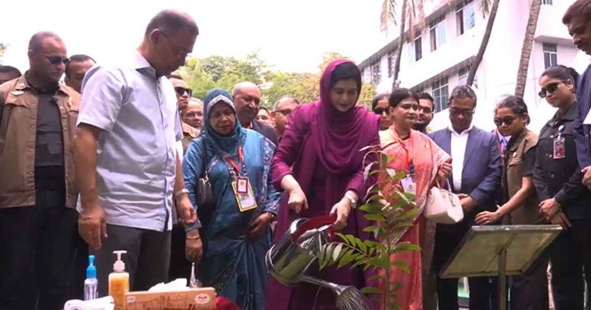 ঢাকা মেডিকেল কলেজের ৮১তম প্রতিষ্ঠাবার্ষিকী: বৃক্ষরোপণ করলেন প্রধানমন্ত্রী