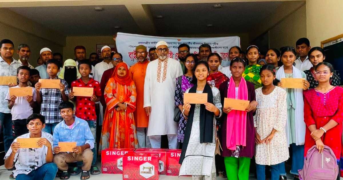চিরিরবন্দরে ক্ষুদ্র নৃ-গোষ্ঠী শিক্ষার্থীদের মাঝে সহায়তা বিতরণ