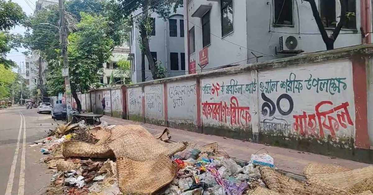 ঢাকার অলিতে-গলিতে কোরবানির বর্জ্য, বাড়ছে স্বাস্থ্যঝুঁকি