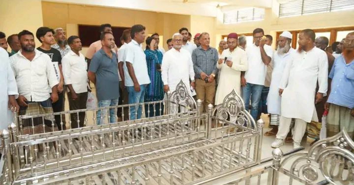 নিজ অর্থায়নে ১৪টি মরদেহ বহনকারী খাটিয়া বিতরণ করলেন মনজুরুল ইসলাম