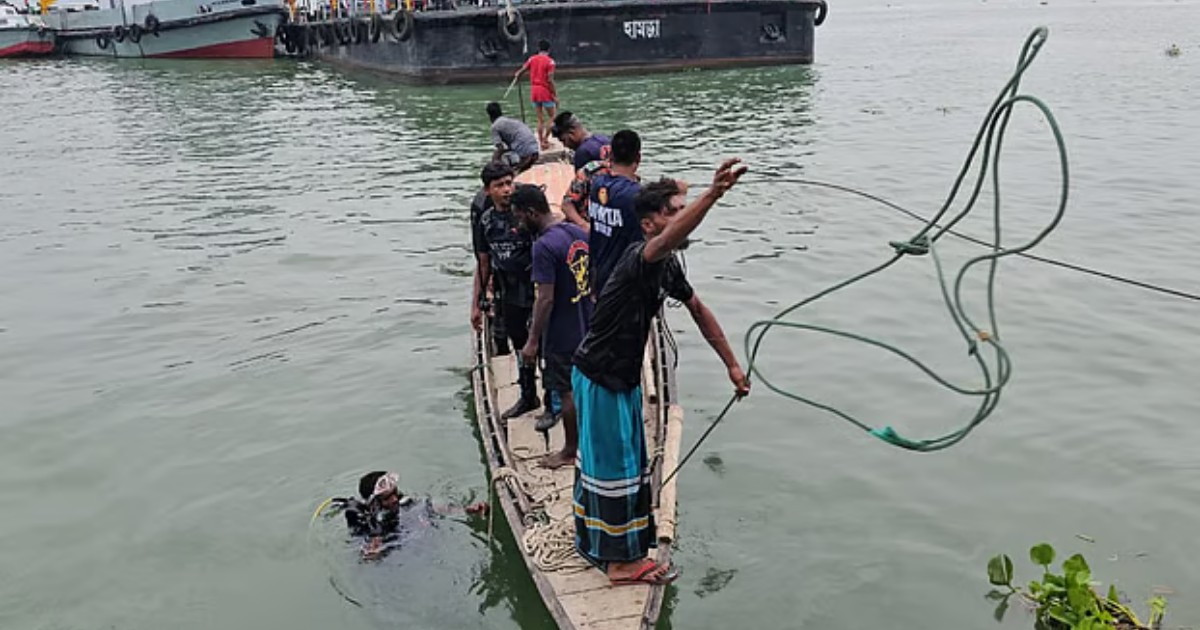 দৌলতদিয়া ঘাটে আবারো বাস পড়ল নদীতে, চালক ও তাঁর সহকারীকে উদ্ধার