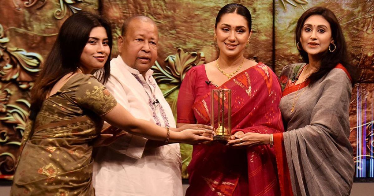 অভিনব সম্মাননায় আবেগাপ্লুত অপু বিশ্বাস