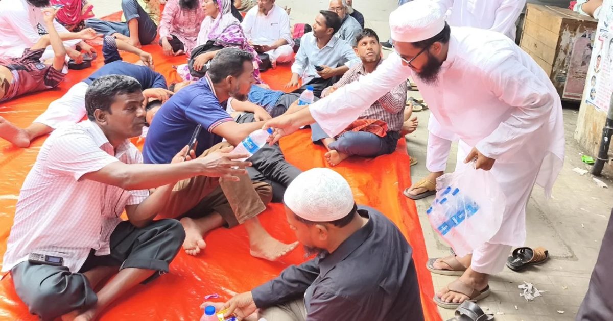 এমপিও দাবিতে অবস্থানরত শিক্ষকদের মাঝে ছাত্র জমিয়তের পানি-স্যালাইন বিতরণ