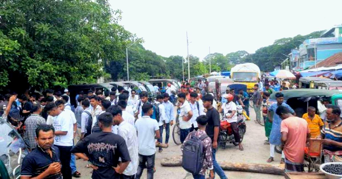 কেন্দ্র পরিবর্তনের দাবিতে টুঙ্গিপাড়ায় এইচএসসি পরীক্ষার্থীদের সড়ক অবরোধ