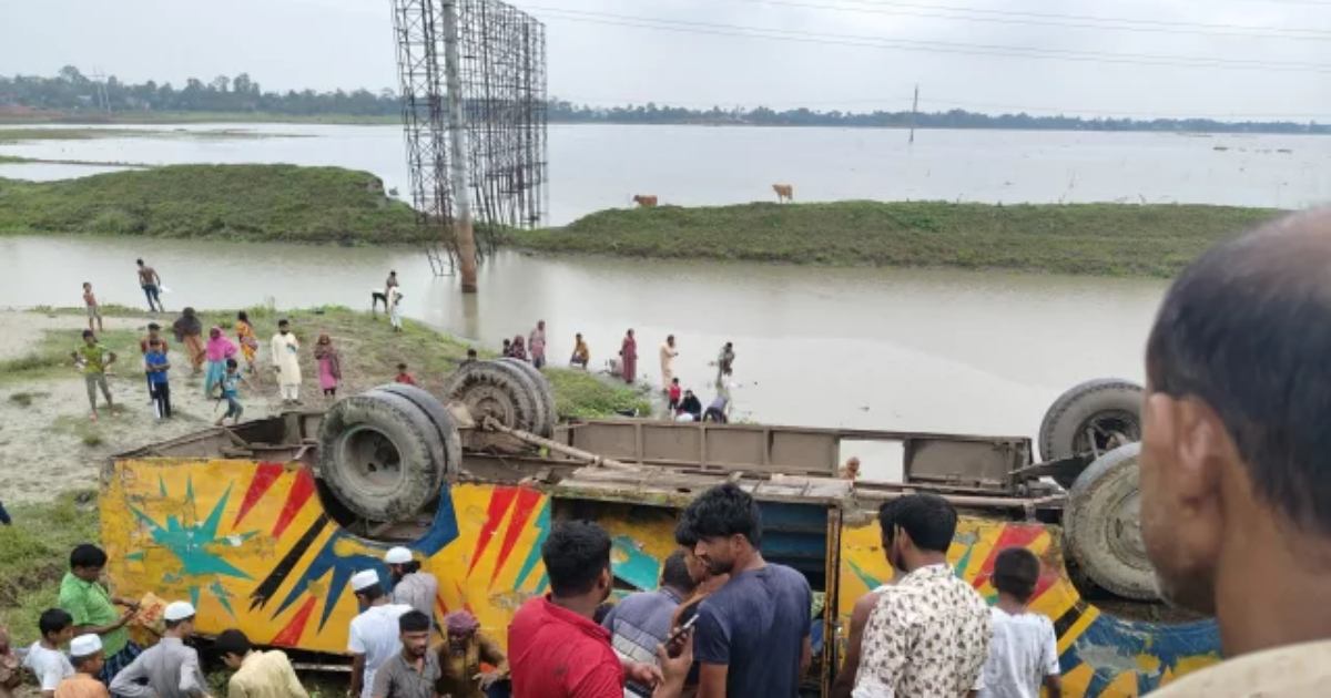 বাস নিয়ন্ত্রণ হারিয়ে খাদে: প্রাণ গেল ৪ জনের