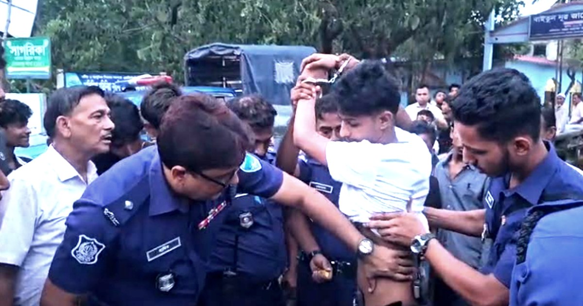 নোয়াখালীতে অস্ত্র ও গুলিসহ যুবক গ্রেপ্তার