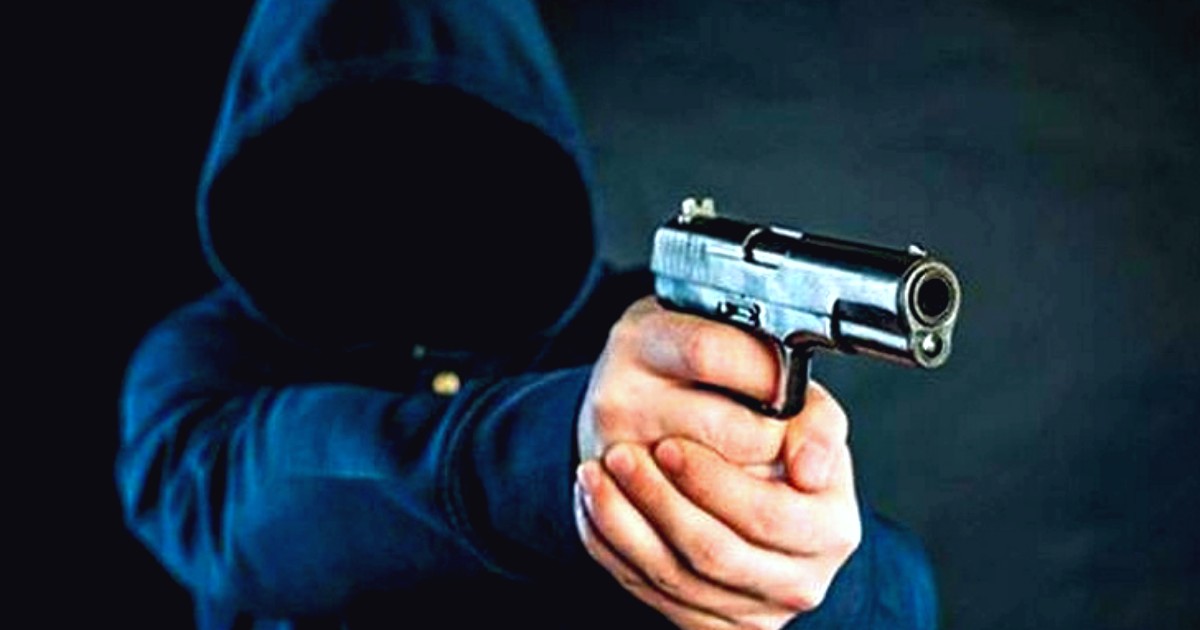 নোয়াখালীতে প্রকাশ্যে অটোরিকশা চালককে গুলি