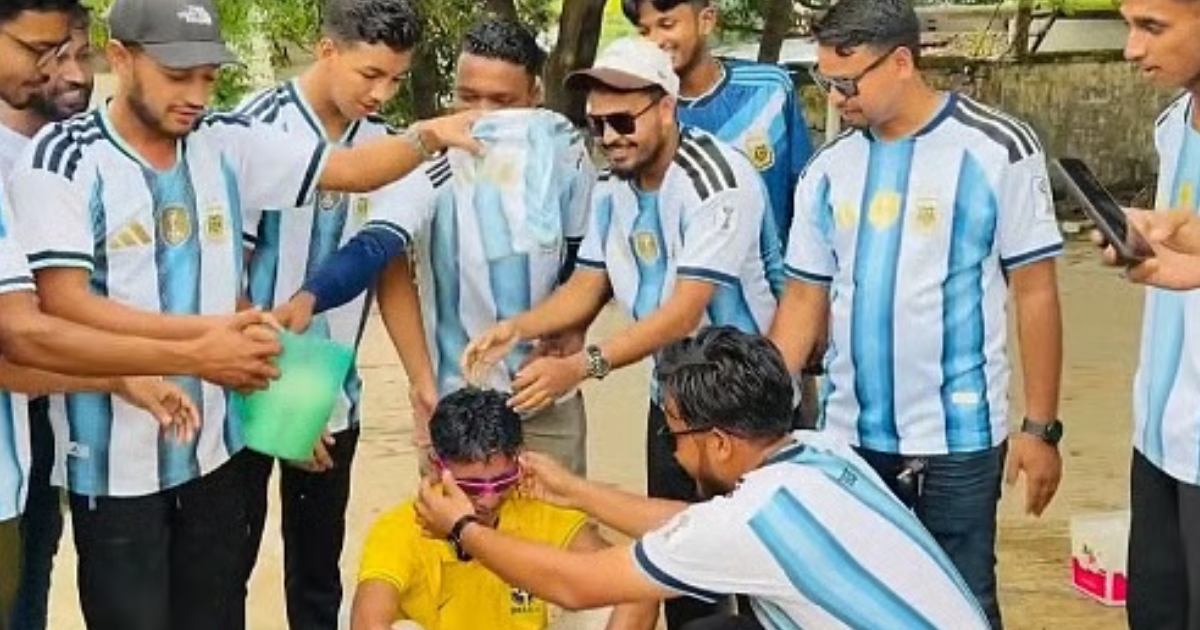 দুধ দিয়ে গোসল করে ব্রাজিল ছেড়ে আর্জেন্টিনার সমর্থক তরুণ