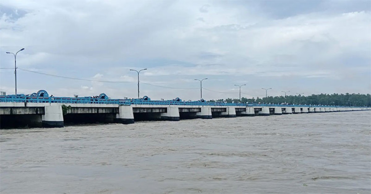 লালমনিরহাটে তিস্তা নদীর পানি বৃদ্ধি: বন্যার চরম আতঙ্ক