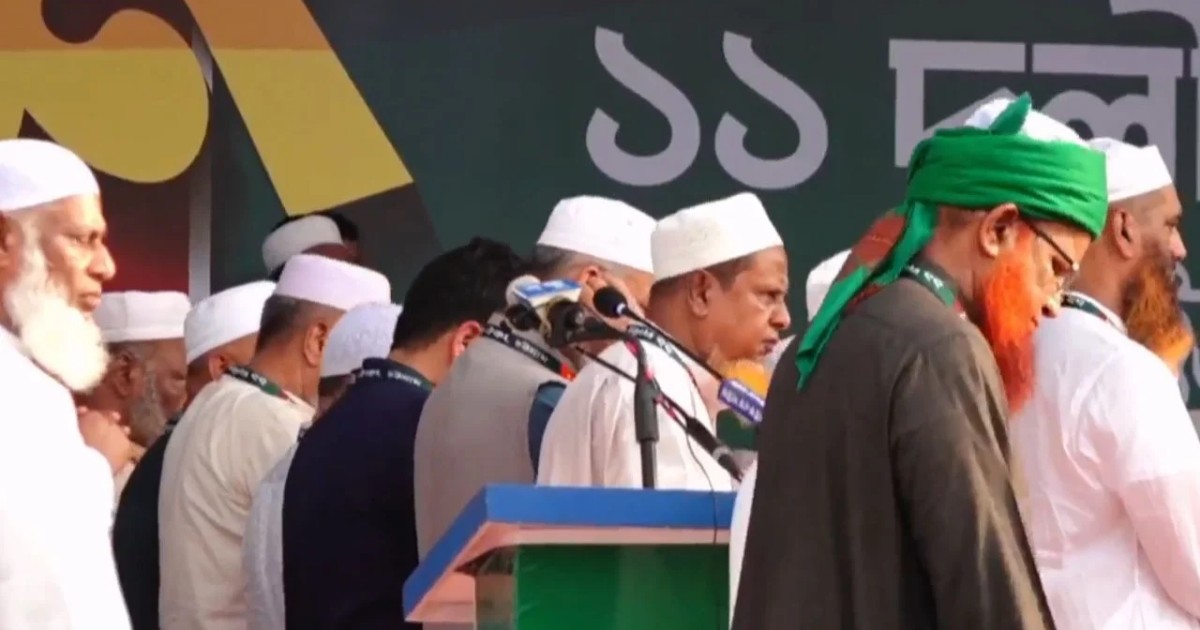 ১১ দলীয় সমাবেশের মাঝেই নামাজের বিরতি