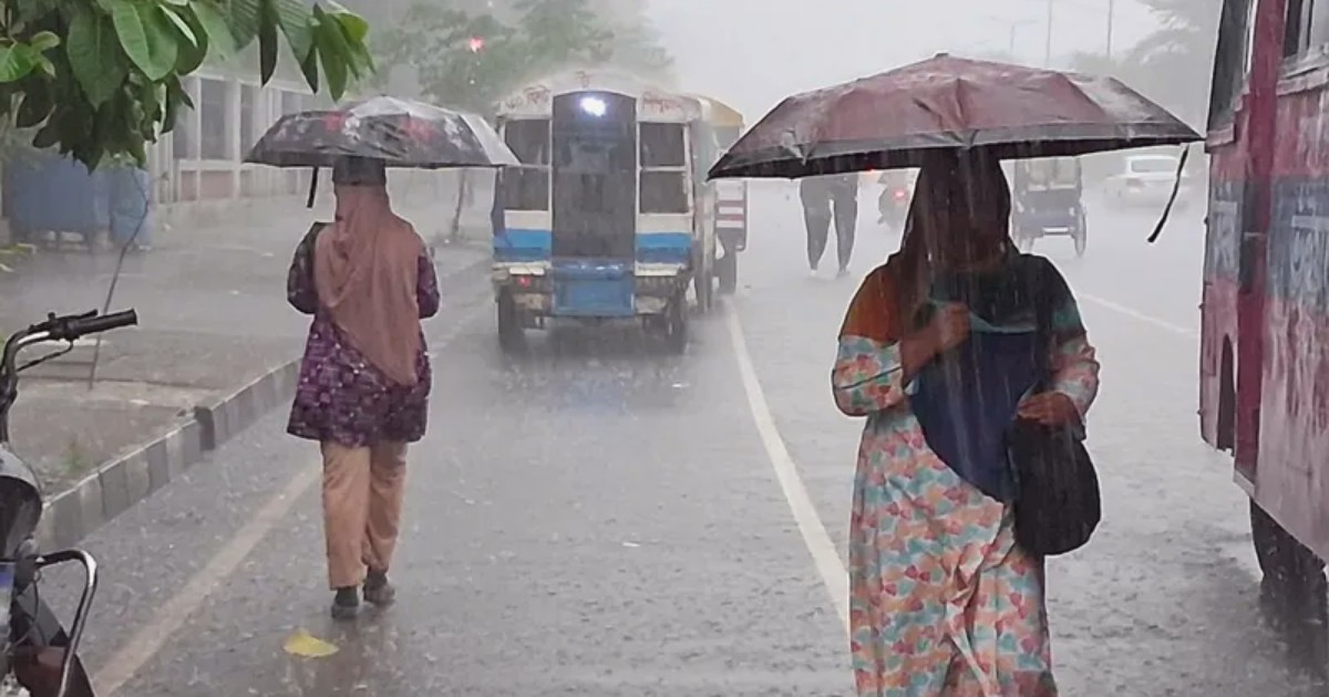 রাজধানীতে মুষলধারে বৃষ্টি, জলাবদ্ধতায় চরম ভোগান্তি
