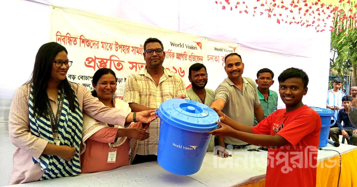 বীরগঞ্জে ৫ শতাধিক শিশুর মাঝে উপহার দিল ওয়ার্ল্ড ভিশন