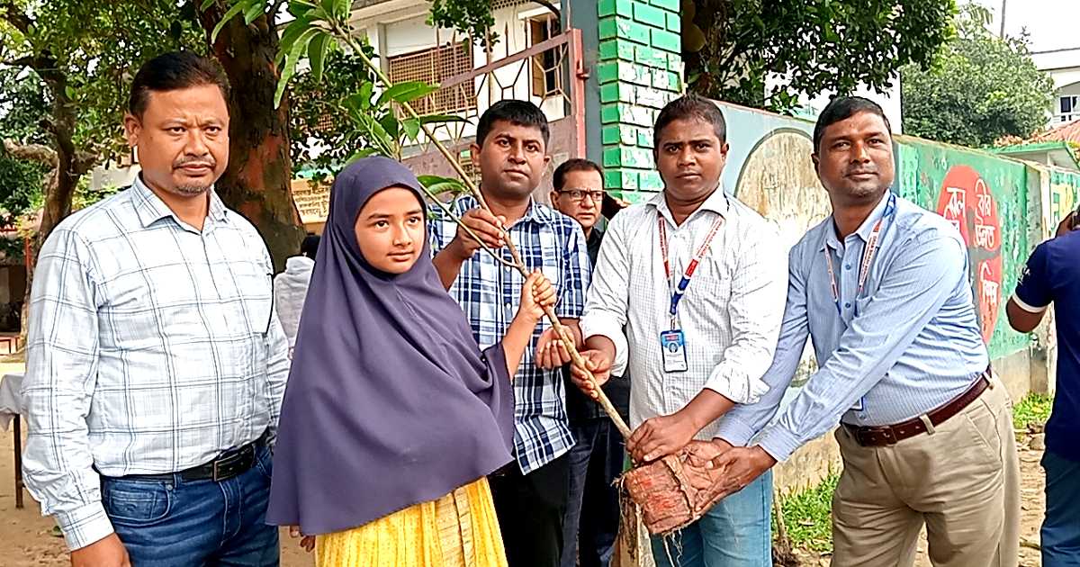 নবাবগঞ্জে গ্রাম বিকাশ কেন্দ্রের ৩০০টি গাছের চারা বিতরণ