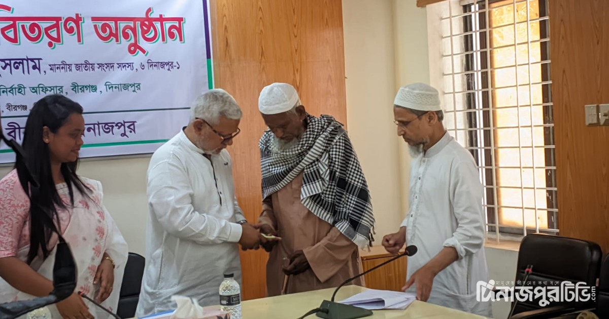 বীরগঞ্জে দুস্থদের মাঝে নগদ অর্থ সহায়তা বিতরণ