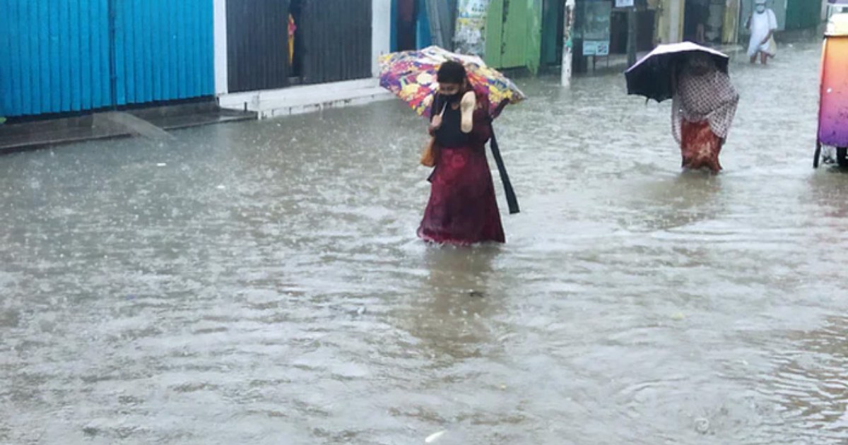বৃষ্টিতে ডুবল চট্টগ্রাম, দুর্ভোগে প্রবর্তক মোড়ের বাসিন্দারা