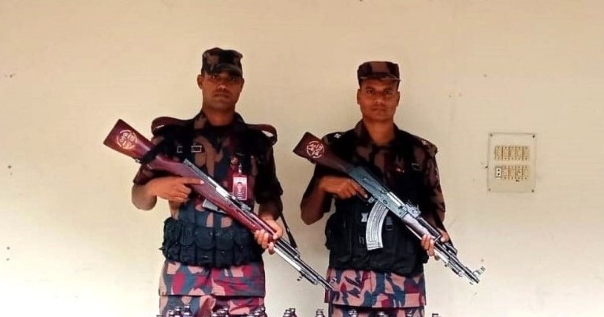 দিনাজপুরের বিরল সীমান্তে মাদক উদ্ধার করেছে বিজিবি
