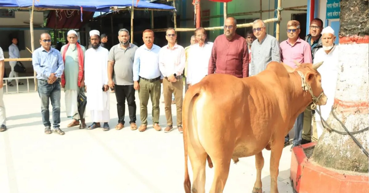 শাহজালাল মাজারের ওরসে প্রধানমন্ত্রীর উপহার হস্তান্তর করলেন
