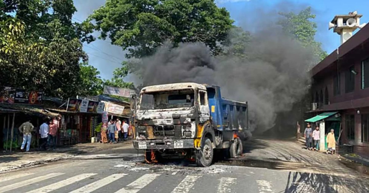 ড্রামট্রাকের চাপায় পথচারী নিহত, দুই ট্রাক পোড়াল জনতা