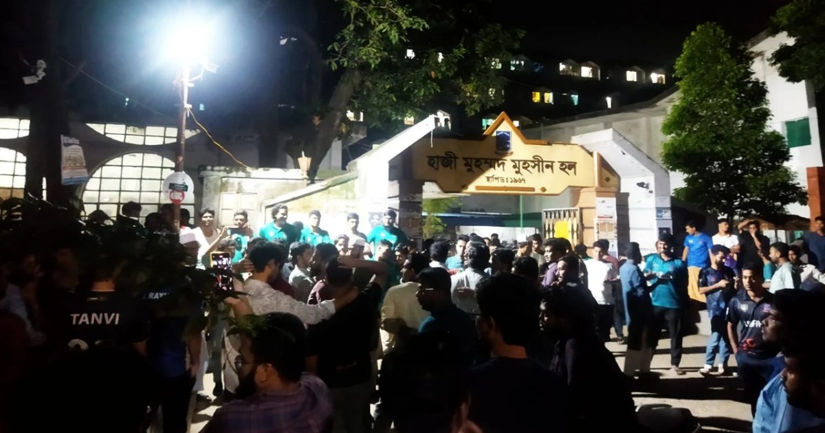 ঢাবির হলে ব্যানার টানানো কেন্দ্র করে ছাত্রদল-শিবির সমর্থকদের হাতাহাতি
