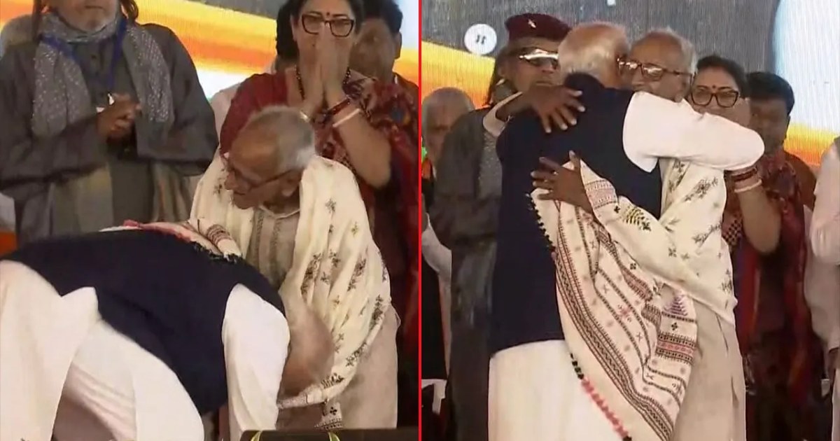 ৯৭ বছর বয়সী নেতার পা ছুঁয়ে প্রণাম করলেন মোদি