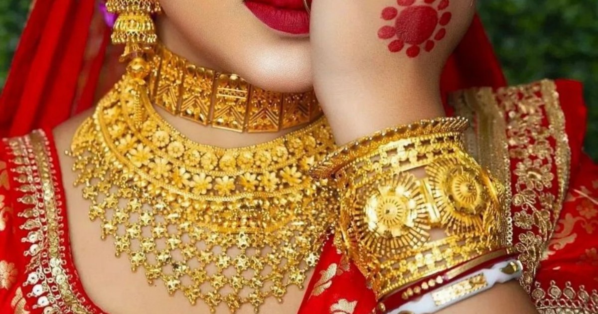 দেশের বাজারে আজ স্বর্ণের ভরি কত?