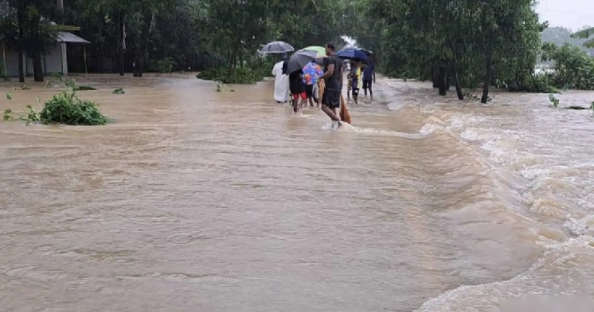 বিপৎসীমার ওপর দিয়ে প্রবাহিত হচ্ছে দুই নদীর পানি