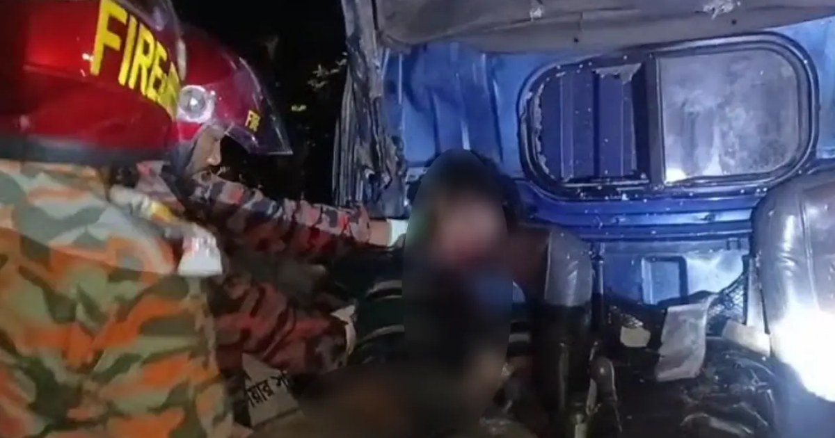 দুই কাভার্ডভ্যানের সংঘর্ষে চালক ও হেল্পার নিহত