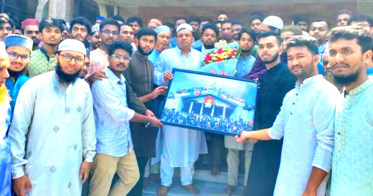 শিক্ষার্থীদের অশ্রুসিক্ত ভালোবাসায় বিদায় নিলেন নোবিপ্রবি উপাচার্য