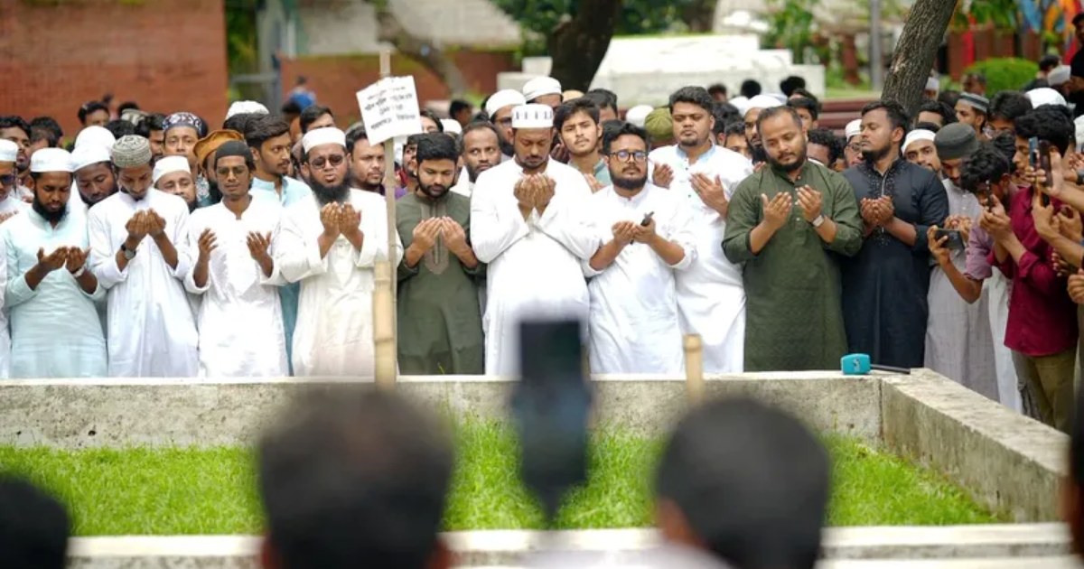 কাজী নজরুল-হাদির কবর জিয়ারত শেষে সীমান্তে হত্যার প্রতিবাদে বিক্ষোভ
