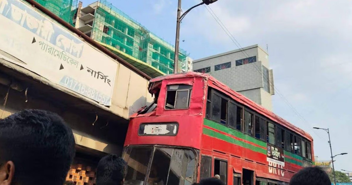 শিক্ষার্থীদের নিয়ে ফের দুর্ঘটনার কবলে ঢাবির বাস