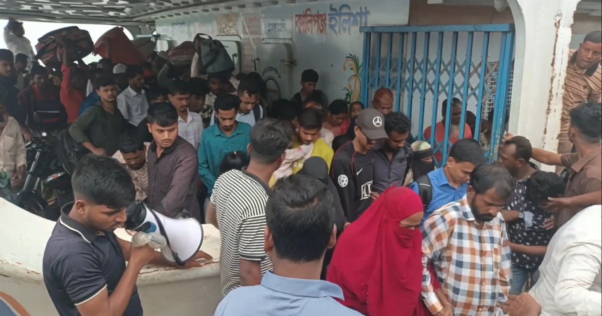 নাড়ির টানে ট্রেনে ছুটছেন বাড়ি, যাত্রীদের চোখে-মুখে উচ্ছ্বাস