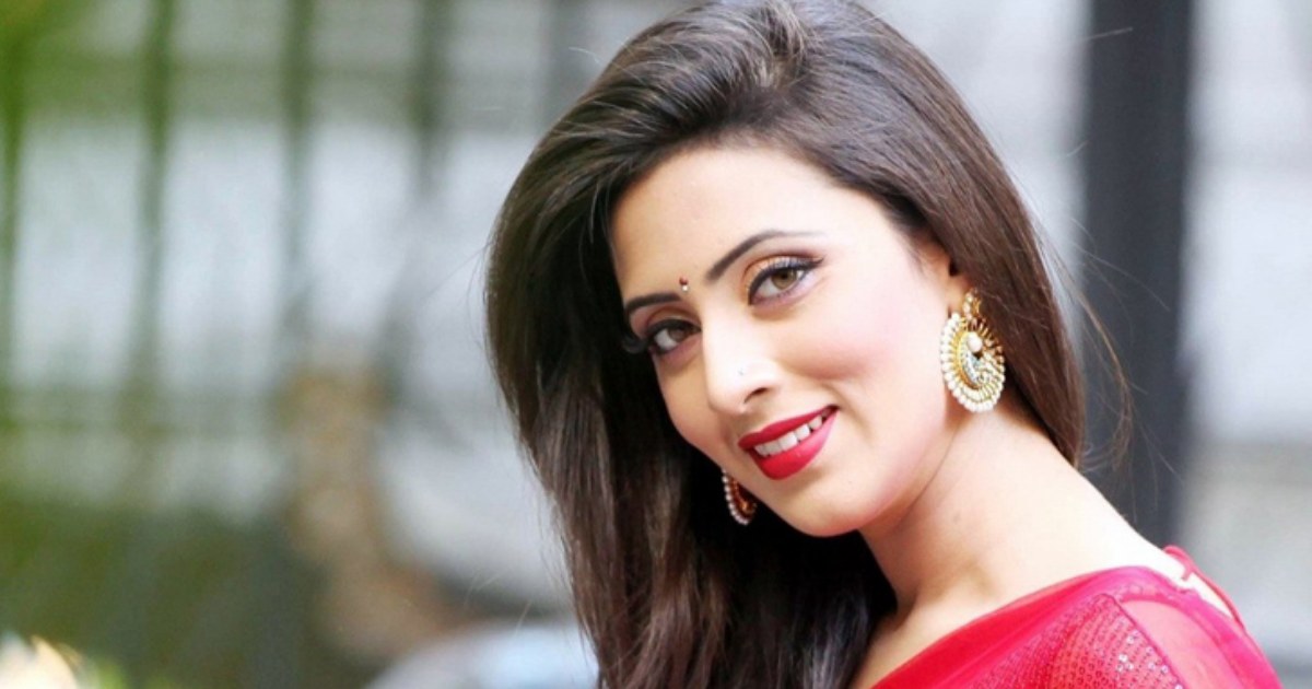 ‘মালিক’ মুক্তির আগেই গ্ল্যামার ঝড় তুললেন মিম