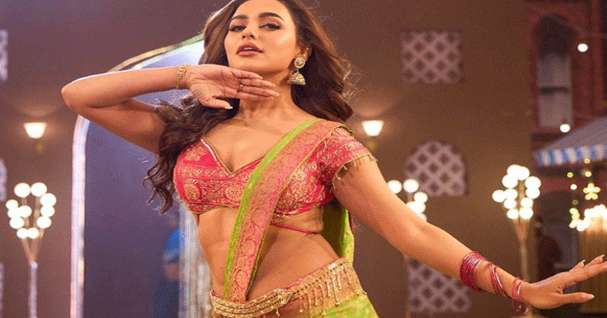 আকর্ষণীয় লুকে নুসরাত ফারিয়া মাতাবেন ‘লোকে বলে’ গানে