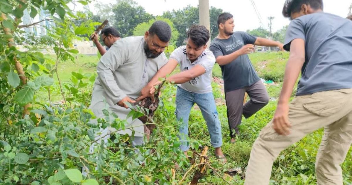 দুর্ঘটনা রোধে বীরগঞ্জে মহাসড়কের ঝোপঝাড় পরিষ্কার