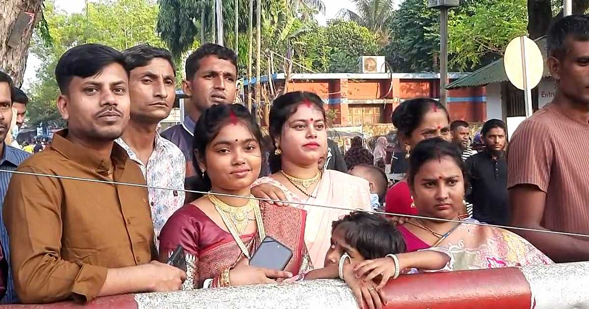 হিলি সীমান্তে দুর্গাপূজায় স্বজনদের দেখতে দর্শনার্থীদের উপচে পড়া ভিড়
