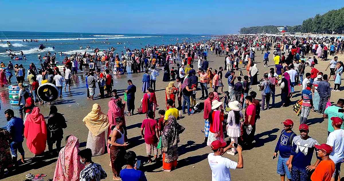 শুক্রবার ছুটির দিনে কক্সবাজার সৈকতে পর্যটকদের উপচে পড়া ভিড়