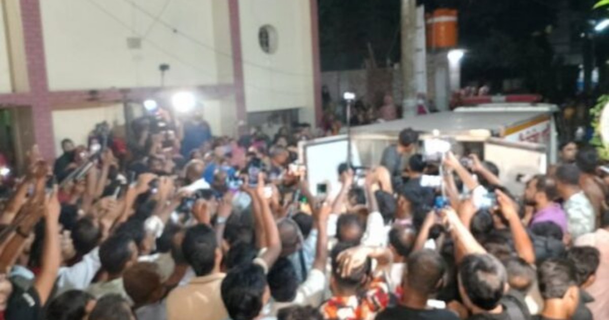 কলকাতায় মর্মান্তিক অগ্নিকাণ্ডে নিহত সাংবাদিকের মরদেহ দাফন