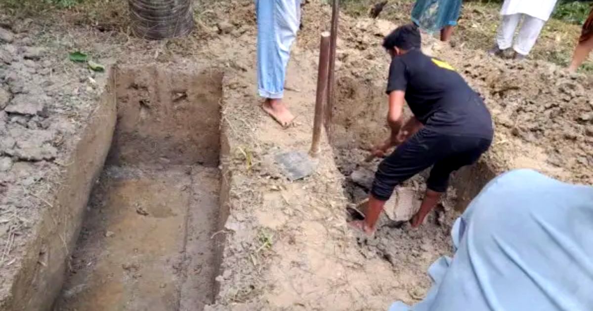 স্বামীর জানাজার ৫ মিনিট আগে স্ত্রীর মৃত্যু, একই সঙ্গে দাফন