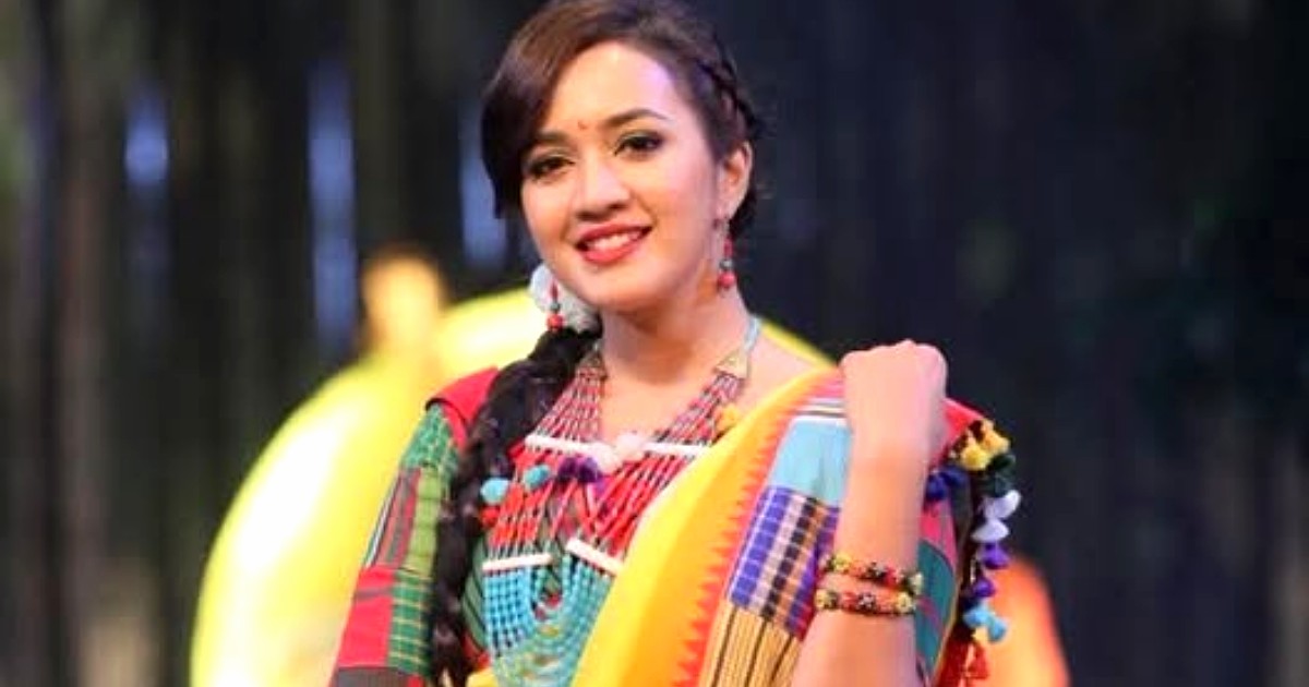 শাড়িতে আয়েশা খানের নজরকাড়া ফটোশুট