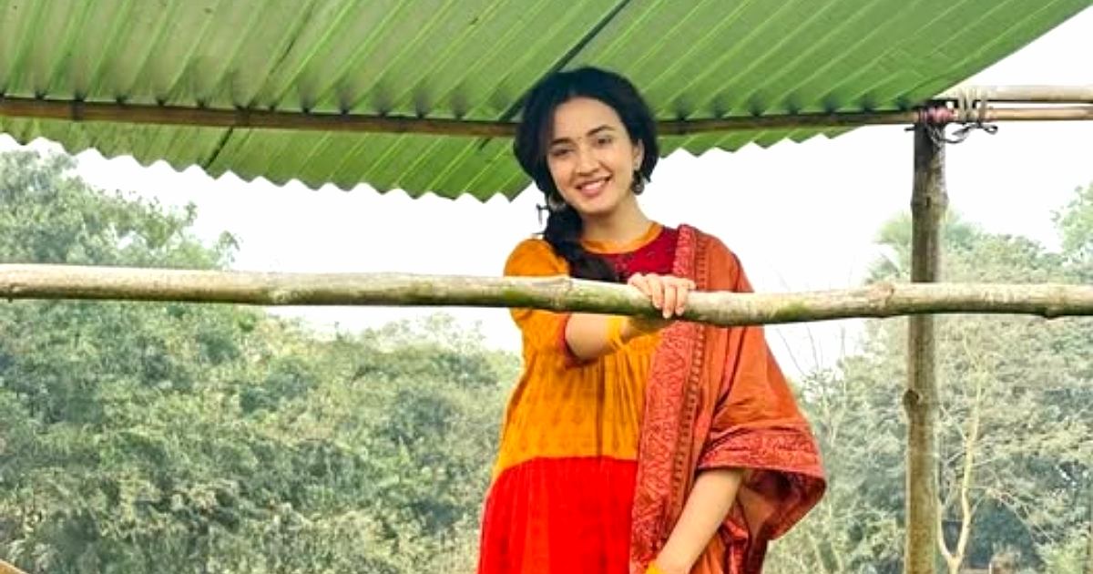 শহরের ক্লান্তি ভুলে সবুজের মাঝে আয়েশা খান