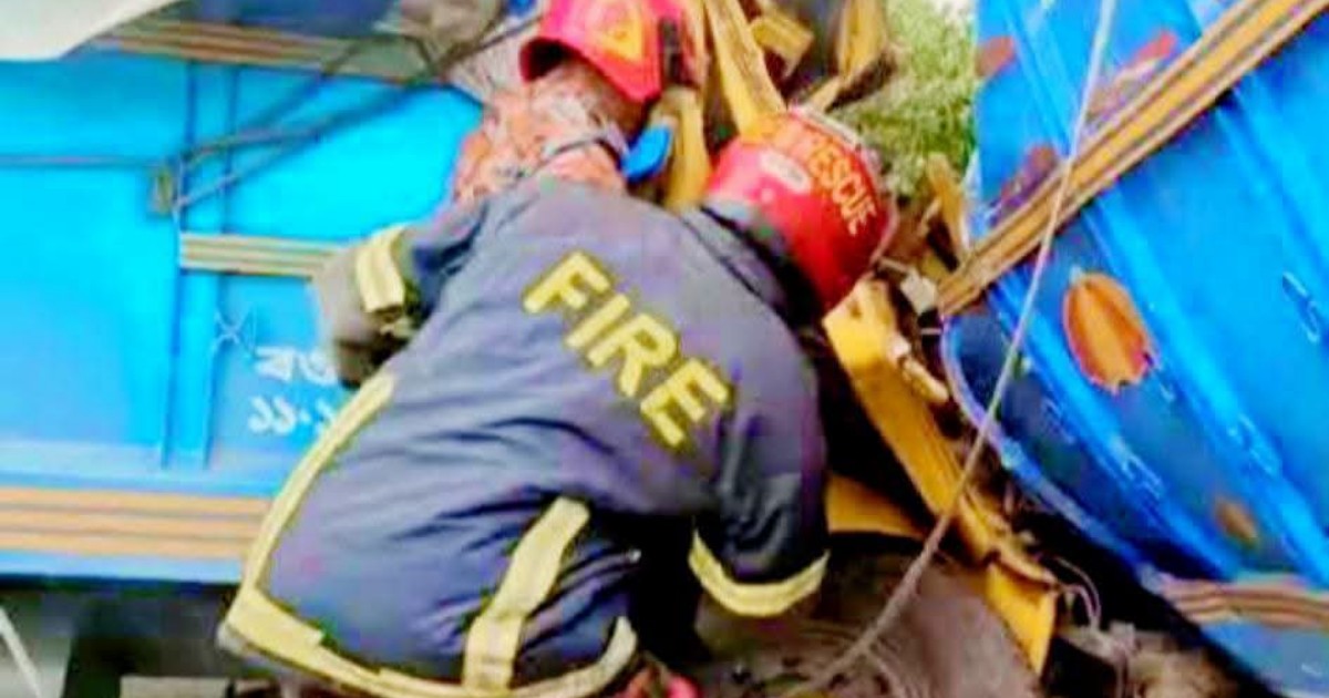 বিরামপুরে দুই ট্রাকের মুখোমুখি সংঘর্ষে চালক নিহত, আহত এক