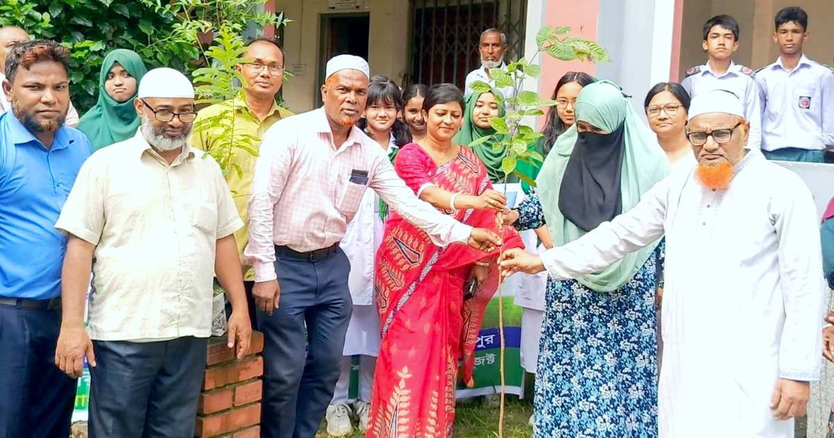 দিনাজপুরে চেহেলগাজী শিক্ষা নিকেতনে বৃক্ষরোপণ কর্মসূচি অনুষ্ঠিত