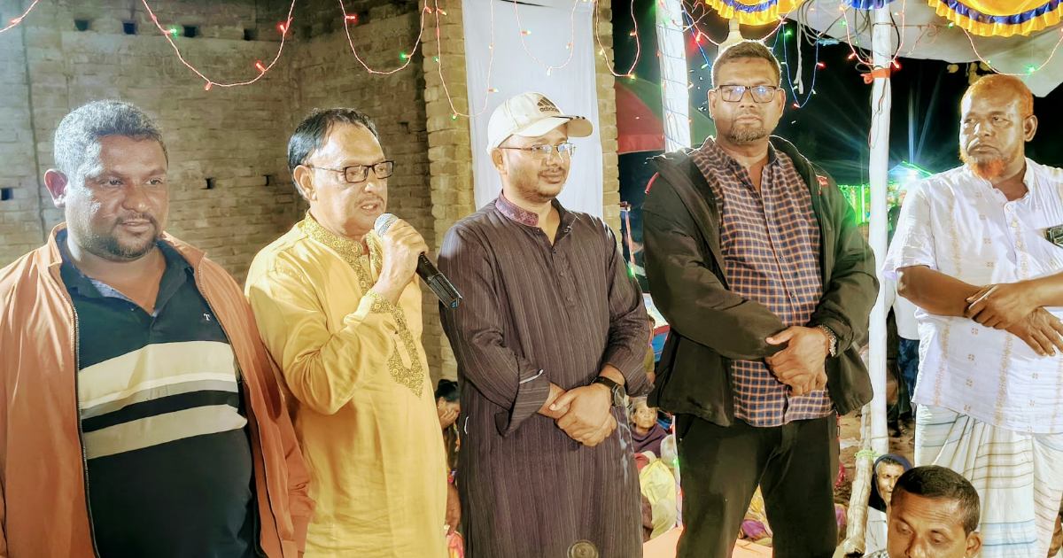 বীরগঞ্জে দুর্গা মন্দির মাঠে রাতভর কবিগানের আসর মেতে উঠেছে গ্রামীণ জনপদ
