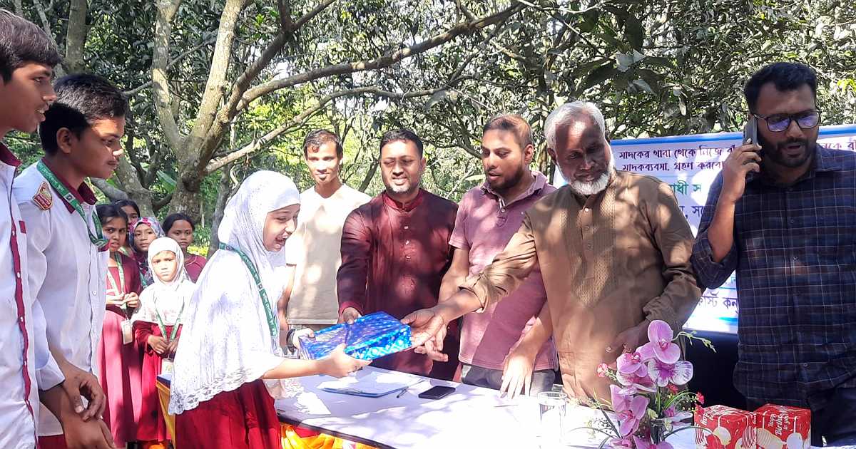 মাদকের বিরুদ্ধে সচেতনতার লক্ষ্যে বিরামপুরে শিক্ষার্থীদের বিতর্ক প্রতিযোগিতা
