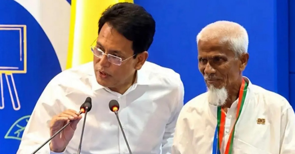 ৫২ বছর ১ টাকায় পড়ানো শিক্ষক পেলেন রাষ্ট্রীয় সম্মাননা