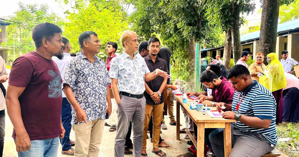 বিনামূল্যে রক্তের গ্রুপ নির্ণয়  দিনাজপুর সরকারি কলেজে
