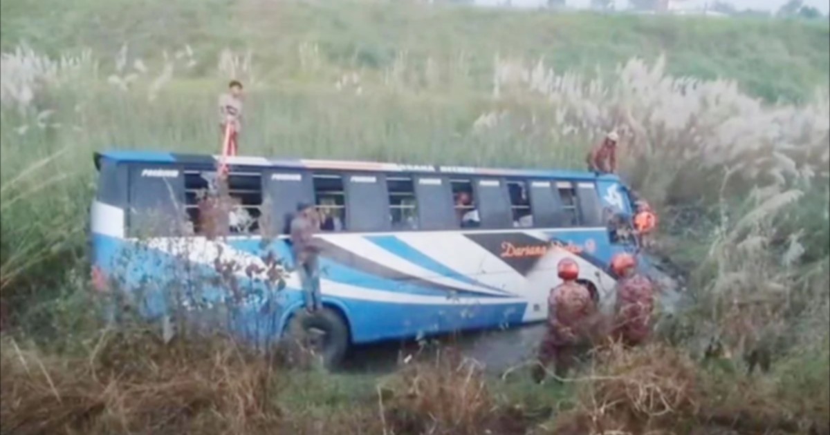 ঢাকা-মাওয়া এক্সপ্রেসওয়েতে বাস খাদে পড়ে নিহত ৩, আহত ১৬