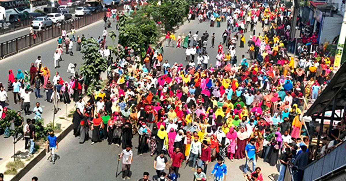 উত্তরায় পোশাকশ্রমিকদের সড়ক অবরোধ
