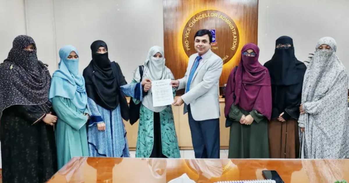নিকাব পরা শিক্ষার্থীকে হেনস্তার প্রতিবাদে ঢাবিতে মানববন্ধন ও স্মারকলিপি