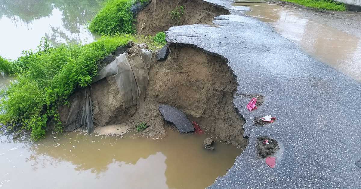 অতিবৃষ্টিতে ধসে গেল পাকা সড়ক, জামালপুরে দুর্ভোগে হাজারো মানুষ